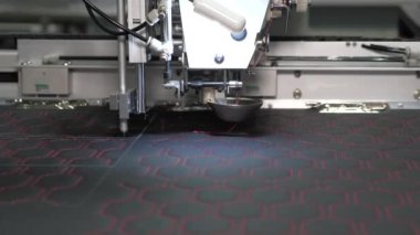 Dikiş makinesi kontrol bilgisayarı. otomatik dikiş makinesi. Otomatik makine nakış işi. Cnc robotik dikiş üretim hattında çalışıyor. Dikiş makinesi robotu.