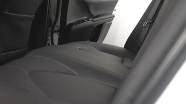 güzel deri araba iç tasarım. arabada lüks deri koltuklar. Arabada siyah deri koltuk kapakları. arabada suni deri arka koltuklar.