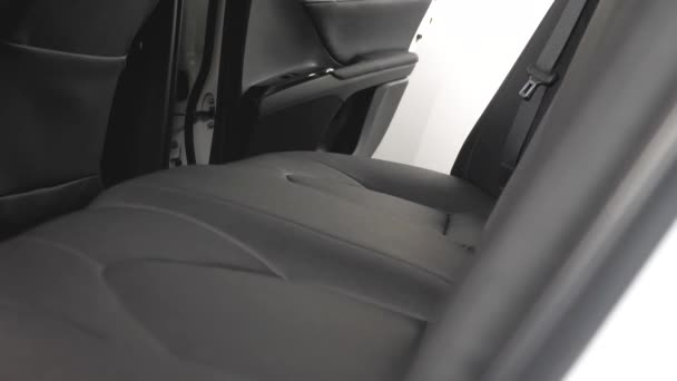 Hermoso diseño interior del coche de cuero. asientos de cuero de lujo en el coche. Cubiertas de asiento de cuero negro en el coche. asientos traseros de cuero artificial en el coche . — Vídeo de stock