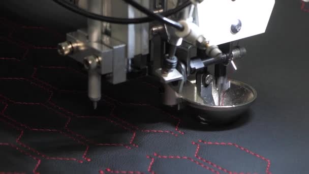 缝纫机控制计算机。 自动缝纫机。 自动化机器绣花. Cnc机器人在缝纫生产线上工作。 缝纫机机器人. — 图库视频影像