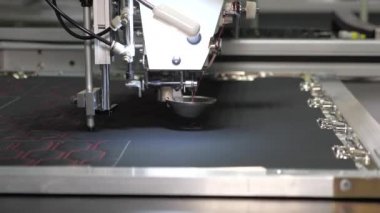 Otomatik makine nakış işi. CNC 'li robotlar dikiş üretim hattında çalışıyor. Robot dikiş makinesi. Bilgisayar dikiş makinesini kontrol eder. otomatik dikiş makinesi. Yavaş çekim