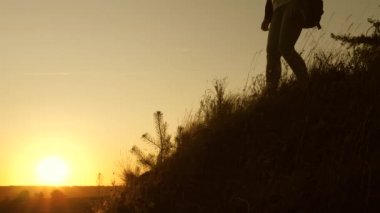 Turistler gün batımında el ele tutuşarak dağa tırmanırlar. Gezgin kadın, bir adamın elini bir gezginin tepeye tırmanmasına uzatır. İş adamlarından oluşan takım çalışması. Mutlu aile tatilde..