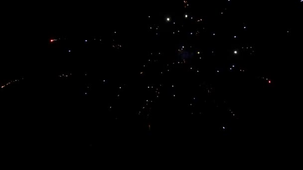 Desenfoque abstracto fuegos artificiales brillantes multicolores con luces bokeh en el cielo nocturno. espectáculo de fuegos artificiales brillantes. Fuegos artificiales festivos en la víspera de Navidad y Año Nuevo . — Vídeo de stock