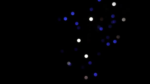 Abstrait flou multicolore feux d'artifice brillants avec des lumières bokeh dans le ciel nocturne. spectacle de feux d'artifice lumineux. Feux d'artifice à la veille de Noël et du Nouvel An . — Video