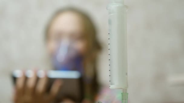 Enfant avec comprimé est malade et respire par un inhalateur. Gros plan. petite fille traitée avec un masque d'inhalation sur le visage à l'hôpital. Tout-petit soigne la grippe en inhalant de la vapeur d'inhalation . — Video