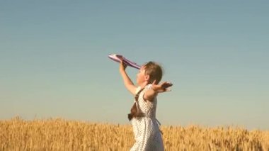 Mutlu kız gün batımında oyuncak bir uçakla sahada koşuyor. Çocuklar oyuncak uçak oynuyorlar. Gençler uçmayı ve pilot olmayı hayal eder. Kız pilot ve astronot olmak istiyor. Yavaş çekim