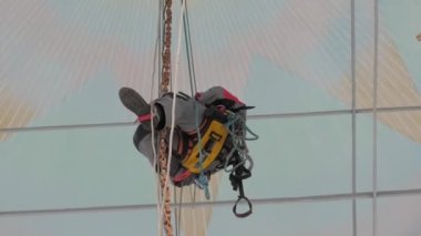 Yüksek irtifada çalışan bir kilise binasında yüksek irtifada çalışan endüstriyel dağcı. Dağcıların kemer karabinalarında. Avize ve ışıklandırmanın yüksek irtifa kurulumuna tırman.