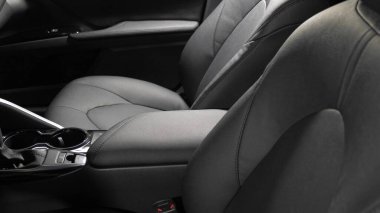 güzel deri araba iç tasarım. arabada lüks deri koltuklar. Arabada siyah deri koltuk kapakları. arabada suni deri arka koltuklar.