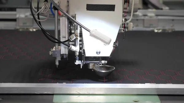 Robótica con cnc trabaja en la costura de una línea de producción. Robot máquina de coser. ordenador controla la máquina de coser. máquina de coser automática. Bordado automático de la máquina . — Foto de Stock