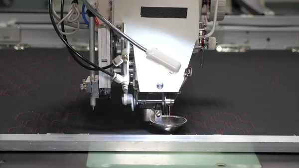 CNC 'li robotlar üretim hattında çalışıyor. Robot dikiş makinesi. Bilgisayar dikiş makinesini kontrol eder. otomatik dikiş makinesi. Otomatik makine nakış. — Stok fotoğraf