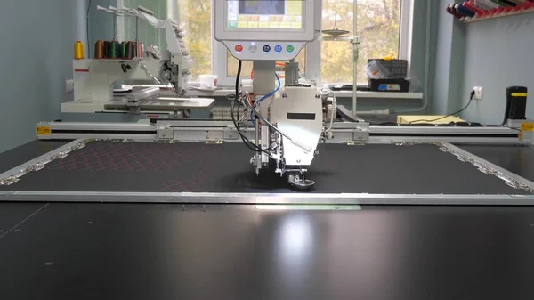 CNC 'li robotlar üretim hattında çalışır. Robot dikiş makinesi. Bilgisayar dikiş makinesini kontrol eder. otomatik dikiş makinesi. Otomatik makine nakış. — Stok fotoğraf