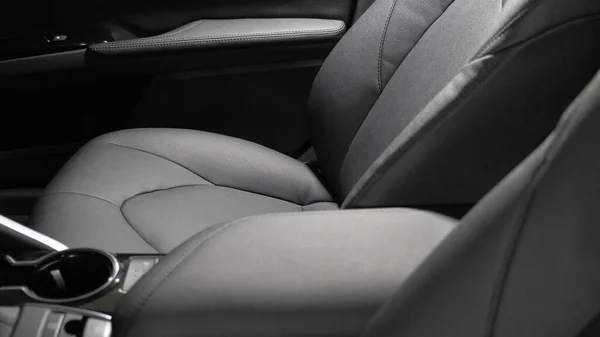 Piękne skórzane wnętrze samochodu. luksusowe skórzane fotele w samochodzie. Czarne skórzane Pokrowce na siedzenia w samochodzie. tylne siedzenia ze sztucznej skóry w samochodzie. — Zdjęcie stockowe