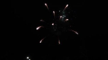 Parlak havai fişek gösterisi. Siyah gökyüzünde renkli gece patlamaları. Gece gökyüzünde çok renkli güzel havai fişekler. Yeni yıl arifesi havai fişek kutlaması. Gecenin karanlığında parlayan havai fişek ışıkları