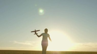 Mutlu kız gün batımında oyuncak bir uçakla sahada koşuyor. Çocuklar oyuncak uçak oynuyorlar. Gençler uçmayı ve pilot olmayı hayal eder. Kız pilot ve astronot olmak istiyor. Yavaş çekim