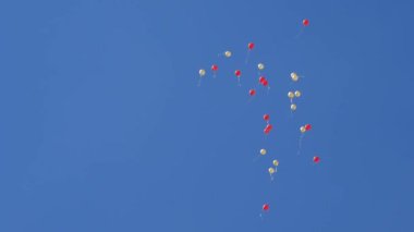 Havada uçan güzel helyum balonları. Havada uçuşan bir sürü renkli balon. tatil kavramı