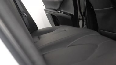 güzel deri araba iç tasarım. arabada lüks deri koltuklar. Arabada siyah deri koltuk kapakları. arabada suni deri arka koltuklar.