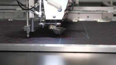 Otomatik makine nakış işi. CNC 'li robotlar dikiş üretim hattında çalışıyor. Robot dikiş makinesi. Bilgisayar dikiş makinesini kontrol eder. otomatik dikiş makinesi. Yavaş çekim
