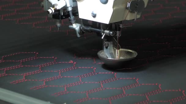 Máquina de coser ordenador de control. máquina de coser automática. Bordado a máquina automatizado. La robótica CNC trabaja en la línea de producción de costura. Máquina de coser robot . — Vídeos de Stock