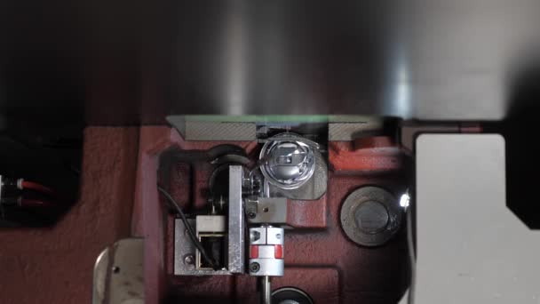 Aqui está um close de uma bobina de máquina de costura. shuttle para máquina de costura — Vídeo de Stock