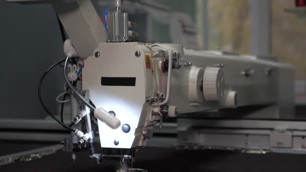 재봉틀 제어 컴퓨터. 자동 재봉틀. 자동화 된 기계 자수. CNC 로봇 공학은 재봉틀 생산 라인에서 작동 한다. 재봉틀로 봇. — 비디오
