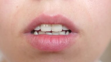 dudaklar Kiss yakın çekim. Genç bir kadının güzel bir gülümseme. Kız gülümseyen diş ve dudaklar yakın çekim.