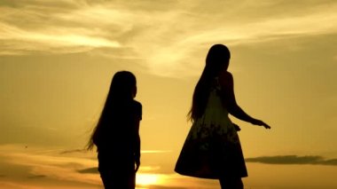 gençler kız tatil disko. göl kenarında parti, çocuklar dans. Sahilde dans eden mutlu kızlar. müzik dinlerken eğlenceli güzel kızlar. kız kardeşler dans ediyor.