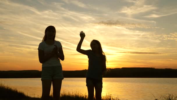 Adolescentes novias disco de vacaciones. fiesta junto al lago, niños bailando. chicas felices bailando en la playa. hermosas chicas divirtiéndose escuchando música. hermanas están bailando . — Vídeos de Stock