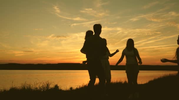 Feliz familia bailando en la playa. fiesta junto al lago, niños bailando. chicas felices bailando en la playa. En cámara lenta. hermosas chicas divirtiéndose escuchando música. adolescentes novias fiesta disco . — Vídeo de stock