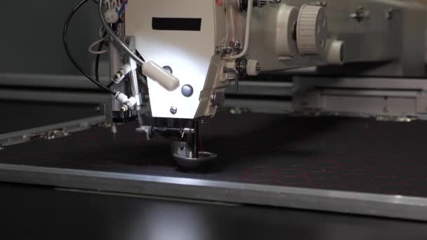 재봉틀 제어 컴퓨터. 자동 재봉틀. 자동화 된 기계 자수. CNC 로봇 공학은 재봉틀 생산 라인에서 작동 한다. 재봉틀로 봇. — 비디오
