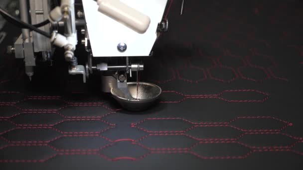 Máquina de coser ordenador de control. máquina de coser automática. Bordado a máquina automatizado. La robótica CNC trabaja en la línea de producción de costura. Máquina de coser robot . — Vídeos de Stock