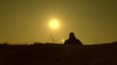 Gezgin, güzel güneşin ışınlarıyla dağa tırmanır. Turistler gün batımında sırt çantasıyla gezerler. Zafer ve başarı için çabalamak. İş kazanır ve başarılı olur..