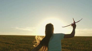 Mutlu kız gün batımında oyuncak bir uçakla sahada koşuyor. Çocuklar oyuncak uçak oynuyorlar. Gençler uçmayı ve pilot olmayı hayal eder. Kız pilot ve astronot olmak istiyor. Yavaş çekim