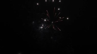 Parlak havai fişek gösterisi. Siyah gökyüzünde renkli gece patlamaları. Gece gökyüzünde çok renkli güzel havai fişekler. Yeni yıl arifesi havai fişek kutlaması. Gecenin karanlığında parlayan havai fişek ışıkları
