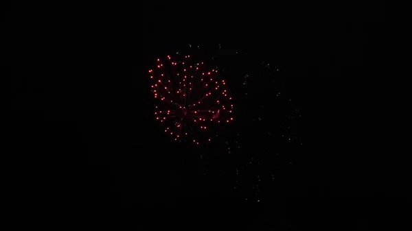 輝く花火ショー黒い空の色の夜の爆発夜空に美しく彩色された花火新年は花火を祝う。夜にはボケの火で花火を照らす — ストック写真