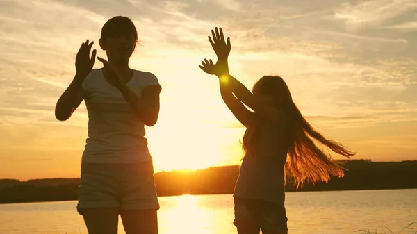 Adolescentes novias disco de vacaciones. fiesta junto al lago, niños bailando. chicas felices bailando en la playa. hermosas chicas divirtiéndose escuchando música. hermanas están bailando . —  Fotos de Stock