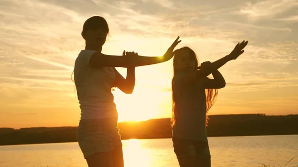 Tonåringar flickvänner semester disco. fest vid sjön, barn dansar. glada tjejer dansar på stranden. vackra flickor som har roligt att lyssna på musik. systrar dansar. — Stockfoto