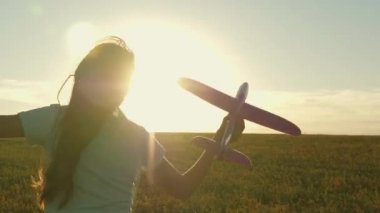 Mutlu çocuk gün batımında oyuncak bir uçakla tarlada koşuyor. Çocuklar oyuncak uçak oynuyorlar. Gençler uçmayı ve pilot olmayı hayal eder. Kız pilot ve astronot olmak istiyor. Yavaş çekim