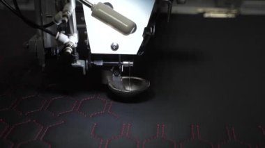 Dikiş makinesi kontrol bilgisayarı. otomatik dikiş makinesi. Otomatik makine nakış işi. Cnc robotik dikiş üretim hattında çalışıyor. Dikiş makinesi robotu.
