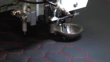 Dikiş makinesi kontrol bilgisayarı. otomatik dikiş makinesi. Otomatik makine nakış işi. Cnc robotik dikiş üretim hattında çalışıyor. Dikiş makinesi robotu.