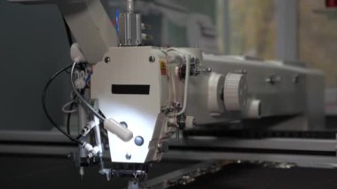 Dikiş makinesi kontrol bilgisayarı. otomatik dikiş makinesi. Otomatik makine nakış işi. Cnc robotik dikiş üretim hattında çalışıyor. Dikiş makinesi robotu.