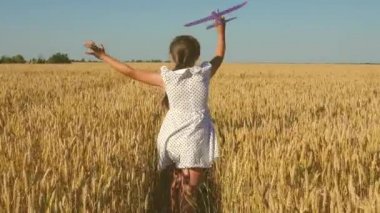 Mutlu kız gün batımında oyuncak bir uçakla sahada koşuyor. Çocuklar oyuncak uçak oynuyorlar. Gençler uçmayı ve pilot olmayı hayal eder. Kız pilot ve astronot olmak istiyor. Yavaş çekim