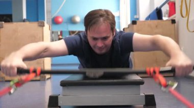 Antrenörler, ısınma egzersizleri, güç, dayanıklılık. Bir fitness kulübünde eğitim. Sırt kaslarını güçlendiriyor. Spor salonu. Spor yaşam tarzı konsepti. Spor salonunda kilo kaybı.