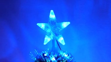 Noel ağacında parlayan güzel bir noel yıldızı. Yeni yıl 2020 havası. Noel ağacı, mutlu tatiller. Noel arifesi. çocuklar ve yetişkinler için tatil.