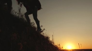 erkek gezgin ve kadın gezgin tepenin tepesinden iner. iş adamlarının takım çalışması. turistler gün batımında dağdan birbiri ardına inerler. Mutlu aile tatilde.