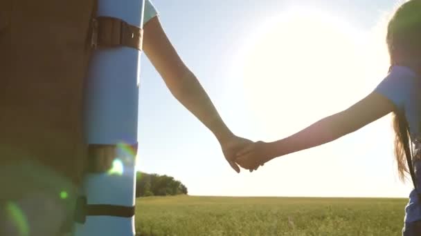 Teamwork toeristen tieners. Vrouwelijke reizigers lopen over een weg op het platteland. Gelukkig wandelmeisje in het zomerpark. Gelukkige meisjes reizigers gaan met rugzakken in het veld. tiener meisje avonturen op vakantie. — Stockvideo