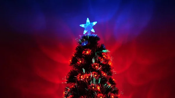 Árbol de Navidad, felices fiestas. Interior de Navidad. hermoso árbol de Navidad en la habitación, decorado con una guirnalda luminosa y una estrella. vacaciones para niños y adultos. Año Nuevo 2020 humor. — Foto de Stock