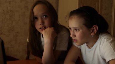 Genç kız laptop ve kahkaha kullanarak ev ödevi yapmak. Uygulamayı çevrimiçi üzerinden oyunları