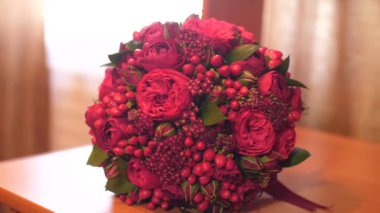 bir buket gül altın alyans tartmak