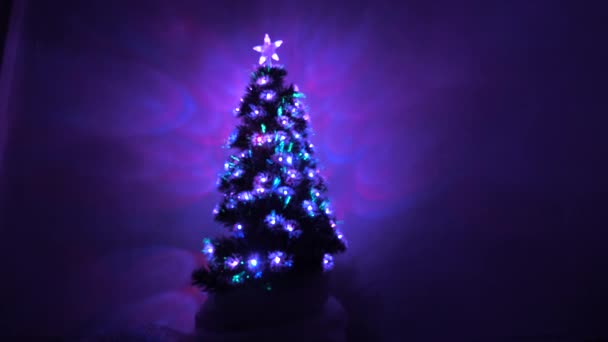 bel arbre de Noël dans la chambre, décoré d'une guirlande lumineuse et d'une étoile. vacances pour enfants et adultes. Nouvel An. Arbre de Noël, joyeuses fêtes. Intérieur de Noël .