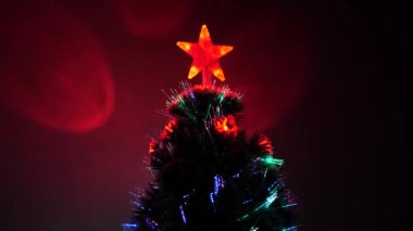 Yeni yıl 2020 havası. Noel ağacı, mutlu tatiller. Noel arifesi. Odada parlak bir çelenk ve yıldızla süslenmiş güzel bir Noel ağacı var. çocuklar ve yetişkinler için tatil.